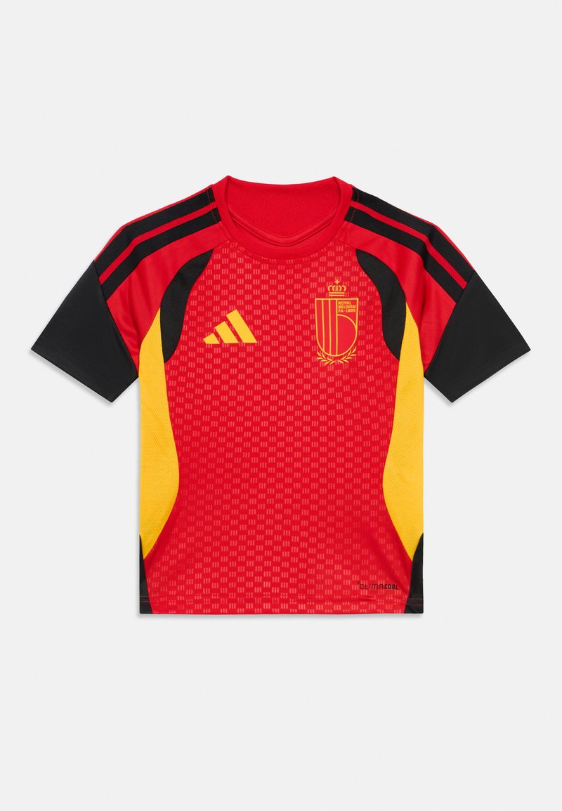 Κόκκινη και μαύρη αθλητική φανέλα με κίτρινες λεπτομέρειες, διαθέτει υφή, κοντά μανίκια και το εθνόσημο μπροστά.