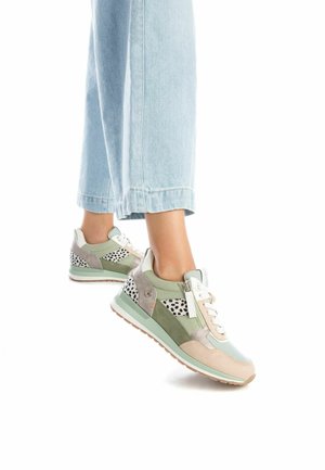 Zapatillas que presentan una mezcla de materiales en verde claro, gris y beige; acentos texturizados; un patrón de puntos; y una suela de color claro.