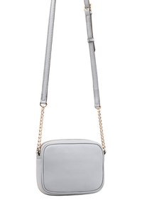 Grijze leren schoudertas met een rechthoekige vorm, voorzien van een gouden kettingband en een gladde textuur. Ritssluiting aan de bovenkant.