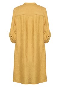 Gelbes, strukturiertes Kleid mit lockerem Schnitt, hochgerollten langen Ärmeln und einem einfachen Kragen. Verfügt über vertikale Linien für zusätzliche Designdetails.