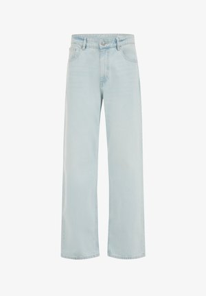 Hellblaue Jeans mit hohem Bund und geradem Bein, mit Vorderknopfverschluss, Gürtelschlaufen sowie Seiten- und Gesäßtaschen, auf weißem Hintergrund präsentiert.