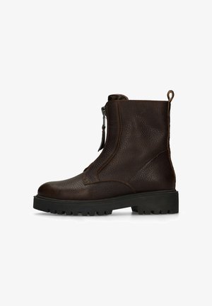 Bottes basses en cuir marron avec une surface texturée, une fermeture éclair latérale et une semelle en caoutchouc noire épaisse avec une bande de roulement à motif.