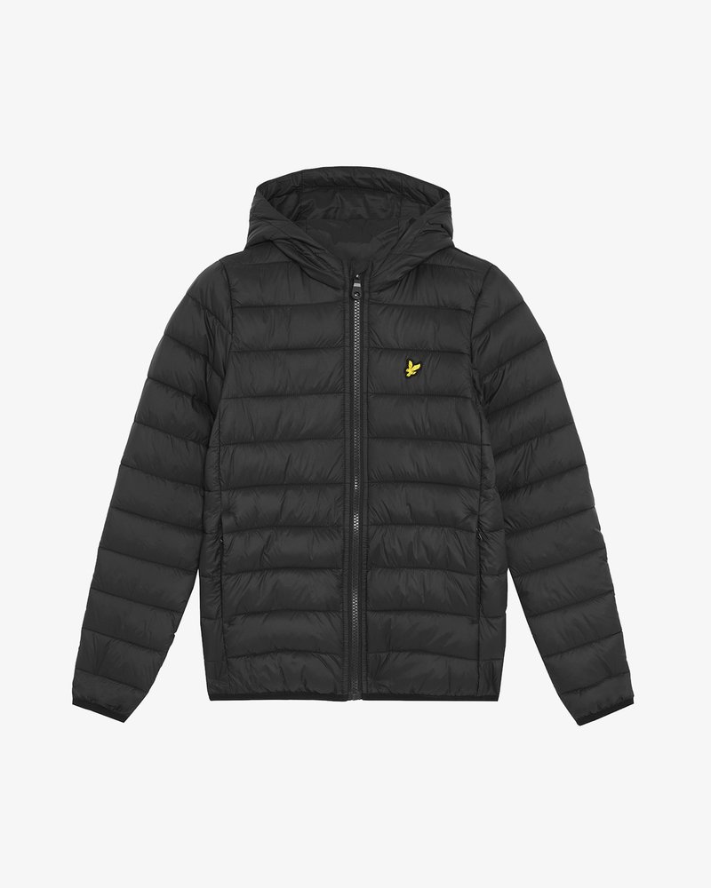 Schwarze, gepolsterte Jacke mit Reißverschluss und Kapuze. Verfügt über eine strukturierte Oberfläche mit horizontalen Nähten und einem kleinen gelben Logo auf der Brust.