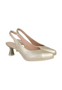 Zapatos de tacón tipo slingback en dorado metálico, con una puntera lisa y laterales de malla texturizada. Tacón bloque resistente. Forro interior suave.