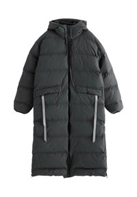 Pitkä musta toppatakki talveksi, jossa on huppu, täysi etuvetoketju, kaksi suurta etutaskua läpillä ja pystysuorat heijastinnauhat.