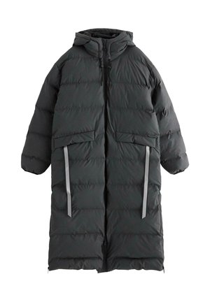 Lång svart vadderad vinterjacka med huva, hel dragkedja fram, två stora framfickor med lock och vertikala reflektionsremsor.