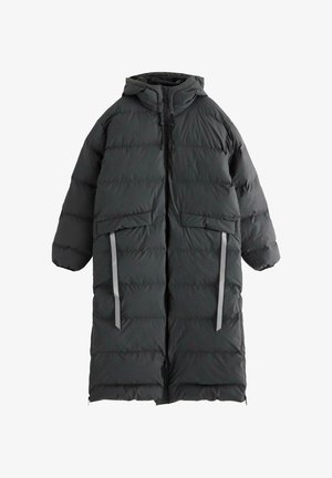 Lungo cappotto invernale nero imbottito con cappuccio, chiusura frontale a zip, due ampie tasche anteriori con patta e strisce riflettenti verticali.