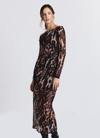 Abito trasparente a maniche lunghe con una stampa animalier audace in tonalità di marrone e nero, caratterizzato da un design monospalla e una silhouette aderente.