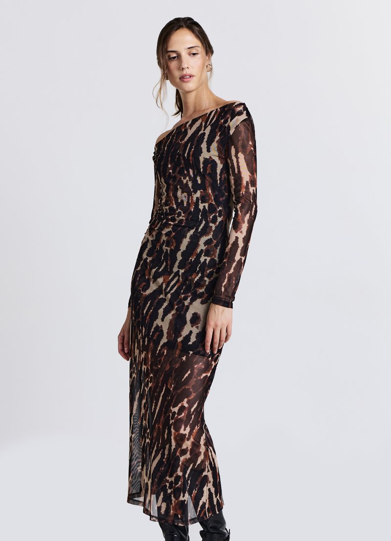 Abito trasparente a maniche lunghe con una stampa animalier audace in tonalità di marrone e nero, caratterizzato da un design monospalla e una silhouette aderente.
