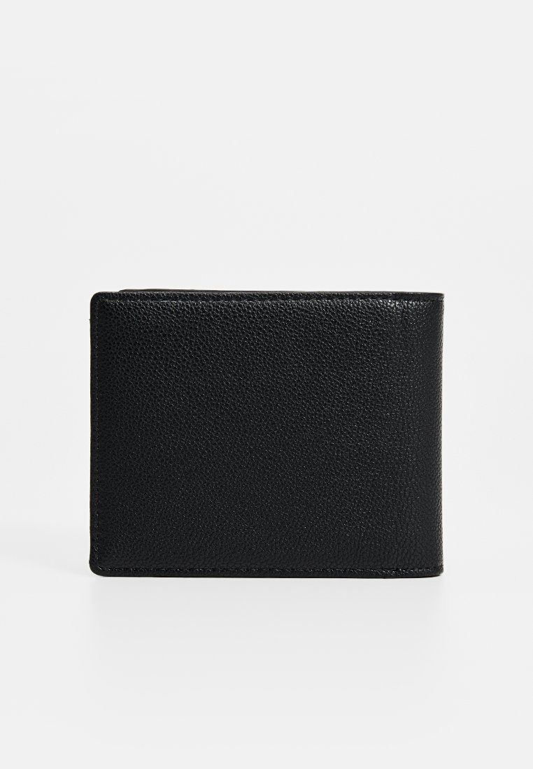 Portafoglio bifold in pelle nera con superficie texturizzata. Forma rettangolare, design compatto, con angoli arrotondati e dettagli di cucitura sottili.
