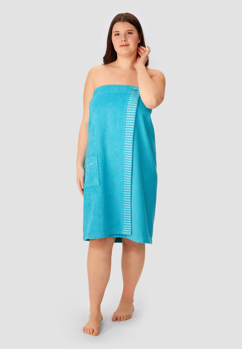 Türkiser Baumwoll-Handtuchumhang mit vertikalen Streifenakzenten und Tasche, entworfen für einen angenehmen Tragekomfort mit weicher Textur.