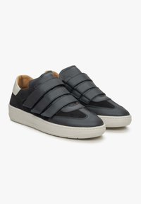 Czarne skórzane sneakersy z zapięciem na rzep, z zamszowymi akcentami i białą gumową podeszwą. Charakteryzują się zaokrąglonym noskiem i wyściółką amortyzującą.