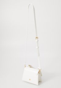 Sac bandoulière en simili cuir blanc avec un design structuré, doté d'un rabat, d'accents en métal doré et d'une sangle ajustable.