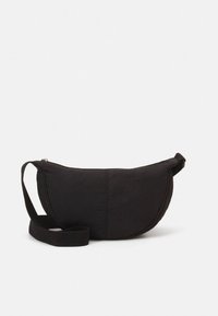 Borsa a tracolla in tessuto nero con forma a mezzaluna, tracolla regolabile e chiusura con cerniera. Texture liscia e design minimalista.