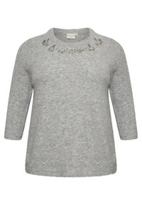 Pull gris à manches courtes avec un col rond, orné de perles décoratives le long de l'encolure et une finition en tricot doux et texturé.