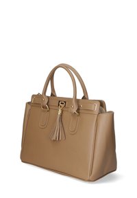 Tan leren handtas met een gestructureerd ontwerp, gouden hardware en een voorste kwastaccent. Voorzien van stevige handvatten en een rechthoekige vorm.