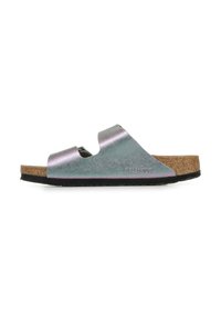 Sandalo piatto con tomaia sintetica iridescente, soletta in sughero e suola in gomma nera. Presenta due ampie cinghie per il supporto del piede.