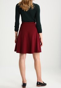 Zalando Essentials Falda acampanada - bordeaux