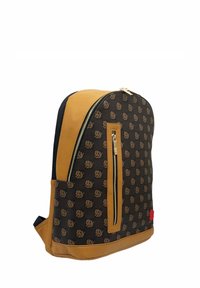Zaino con un motivo monogramma marrone su un tessuto nero, con accenti in pelle sintetica beige, doppia zip e tasca frontale.