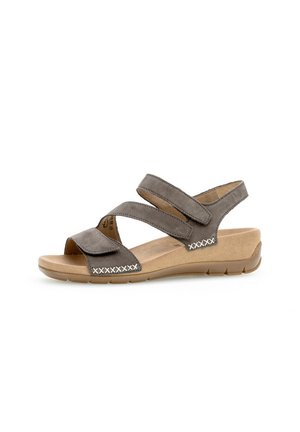 Sandalo grigio in suede con due cinturini incrociati regolabili, una soletta imbottita e una suola in gomma testurizzata. Presenta cuciture decorative.