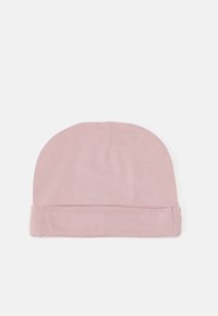Gorro de malha rosa com uma textura suave, apresentando um topo arredondado e uma bainha dobrada na parte inferior. Design simples e de cor sólida.