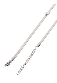 Stříbrný kovový řetěz, flexibilní design s texturovanými články, obsahující karabinkový zámek a nastavitelný prodlužovací řetěz.