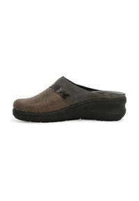 Scarpe slip-on marroni con tomaia testurizzata caratterizzata da un design in stampa serpente, sovrapposizioni grigie lisce e una suola nera a wedge bassa.