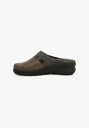 Scarpe slip-on marroni con tomaia testurizzata caratterizzata da un design in stampa serpente, sovrapposizioni grigie lisce e una suola nera a wedge bassa.