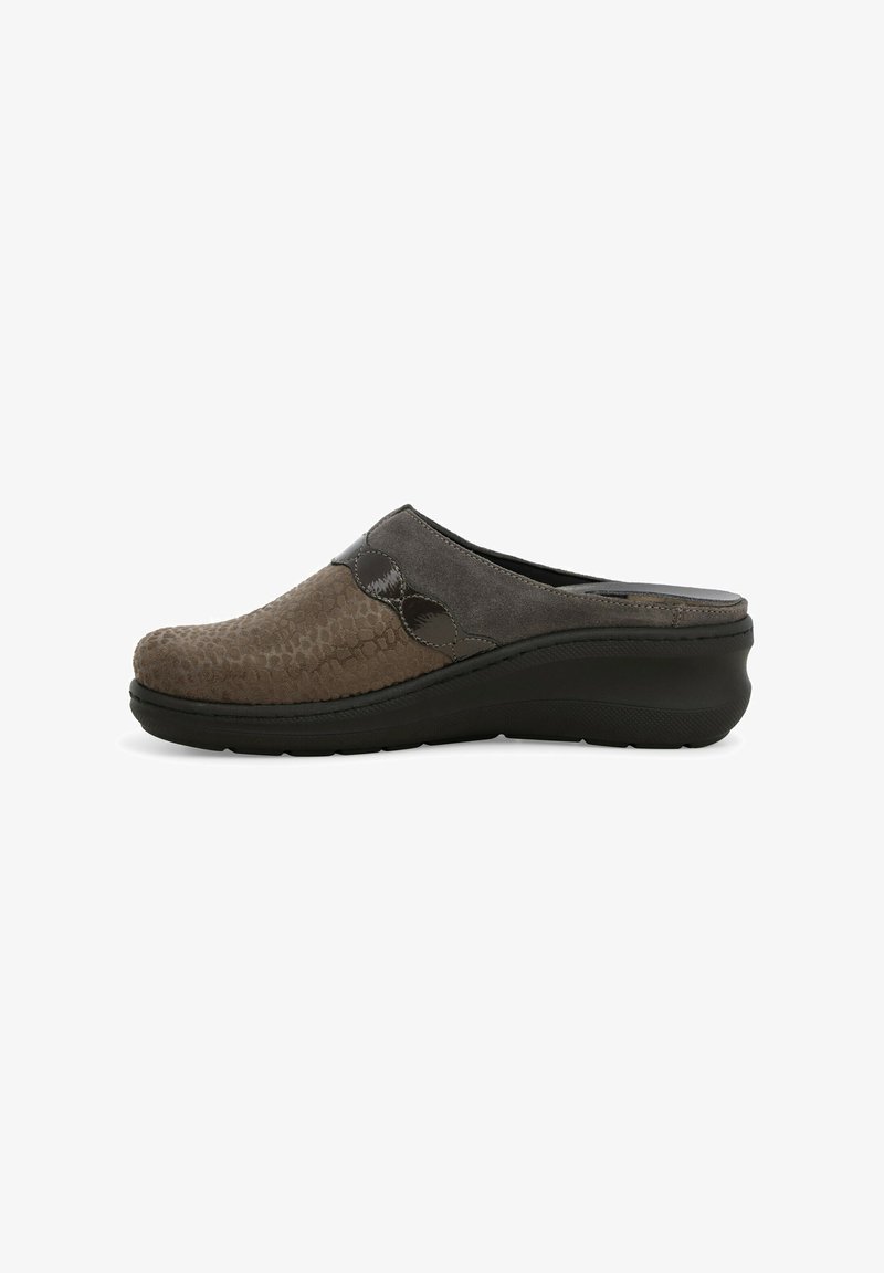 Scarpe slip-on marroni con tomaia testurizzata caratterizzata da un design in stampa serpente, sovrapposizioni grigie lisce e una suola nera a wedge bassa.