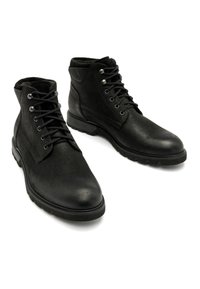 Czarne skórzane botki do kostki z zaokrąglonymi czubkami, z wiązaniem na przodzie, metalowymi oczkami i teksturowanymi panelami po bokach. Elastyczne gumowe podeszwy.