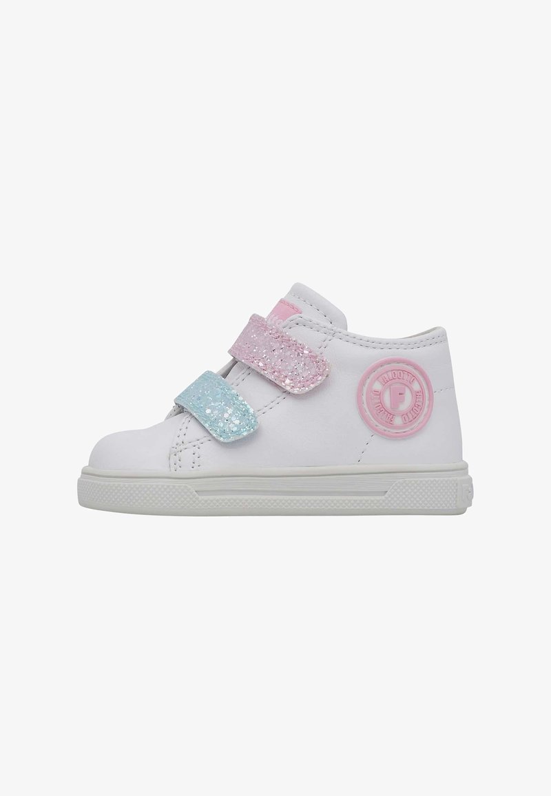 Baskets montantes blanches avec des bandes Velcro brillantes roses et bleues et un logo rond rose sur le côté. Matériau en cuir lisse et semelle en caoutchouc.