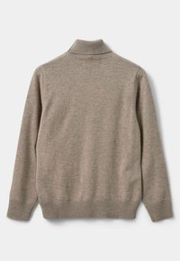 Pulover tricotat de culoare maro cu guler înalt ribbot. Prezintă mâneci lungi și un tiv ribbot. Textură moale cu un design ușor, casual.