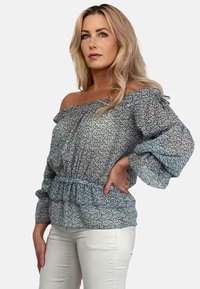 Niebieska i biała kwiatowa bluzka bez ramiączek z falbaniastym dekoltem i elastycznym paskiem w talii, z bufkami na rękawach oraz lekkim materiałem.