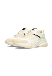 Scarpe da ginnastica beige e bianche con tomaia in mesh e camoscio, suola bianca spessa, dettagli neri e lacci decorativi. Design con punta arrotondata.