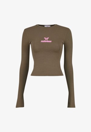 Top de manga larga color verde oliva, fabricado en tejido elástico, con un logo de mariposa rosa que lleva la palabra "felicious" centrada en el pecho.