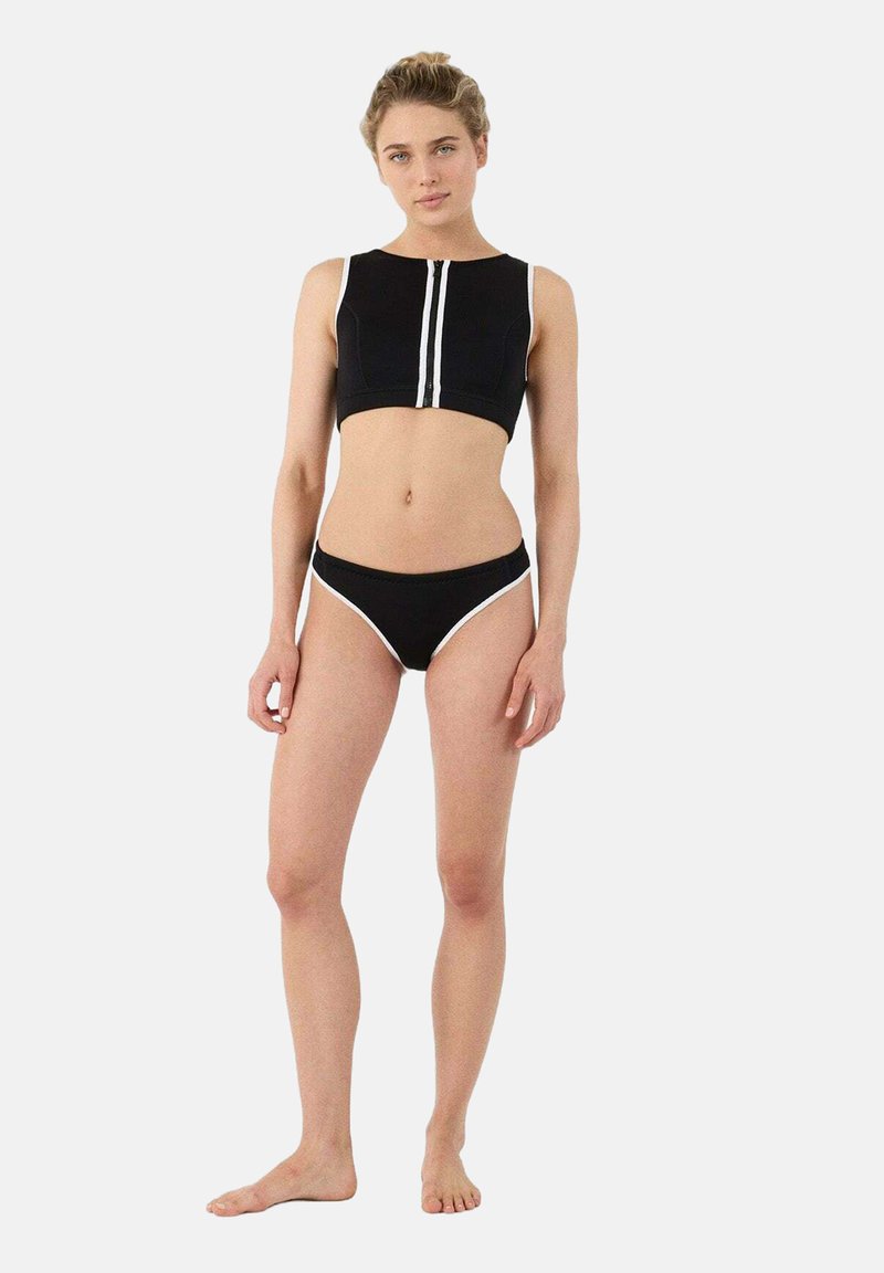 Costume da bagno due pezzi nero con top corto senza maniche dotato di zip frontale e dettagli bianchi, abbinato a slip a vita alta coordinati.