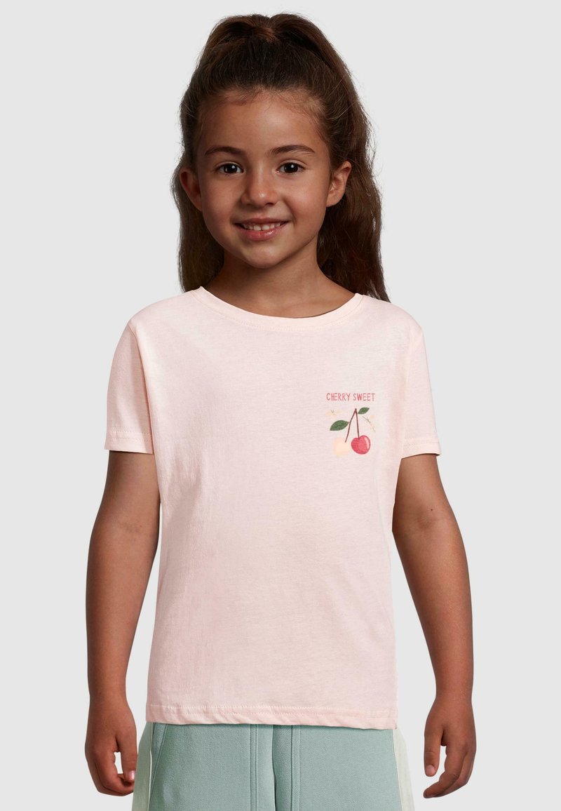 Lyserød bomulds T-shirt med korte ærmer, der præsenterer et "Cherry Sweet" grafisk motiv og en kirsebær illustration. Glat tekstur, afslappet pasform.
