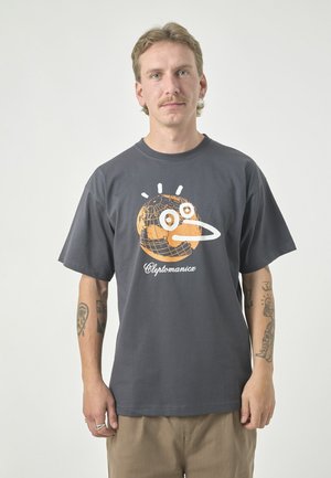 Gray cotton t-shirt featuring a graphic design with an orange globe and cartoon bird face, along with the text "Clepomanica" in white.