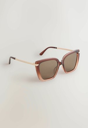 Négyzet alakú napszemüveg barna árnyalatú lencsékkel és áttetsző barna kerettel, vékony aranyszínű fém szárakkal.