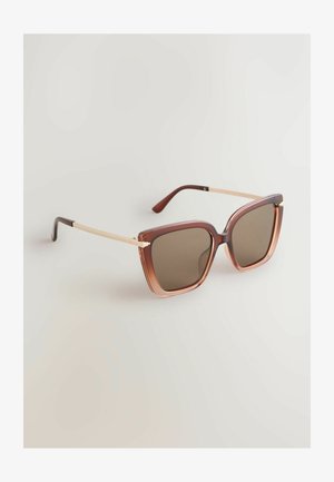 Kvadrato formos saulės akiniai su rudos spalvos tonuotais lęšiais ir peršviečiamu rudos spalvos rėmeliu, su plonomis auksinės spalvos metalinėmis šakelėmis.