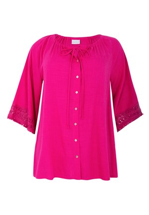 Fuchsia blouse met een ontspannen pasvorm, ronde halslijn, trekkoorddetail, vijf knopen en kantaccenten op de klokmouwen. Zachte stoftextuur.