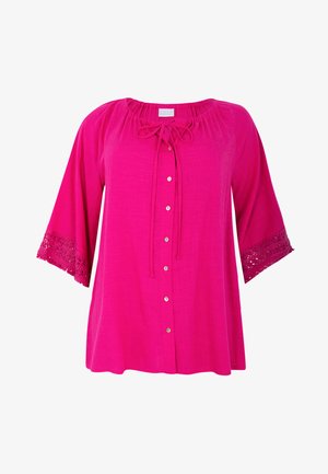 Fuchsia blouse met een ontspannen pasvorm, ronde halslijn, trekkoorddetail, vijf knopen en kantaccenten op de klokmouwen. Zachte stoftextuur.