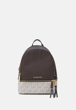 Plecak Michael Kors z ciemnobrązową górną i beżową dolną częścią, złotymi zamkami błyskawicznymi i wzorem logo na dolnym panelu.