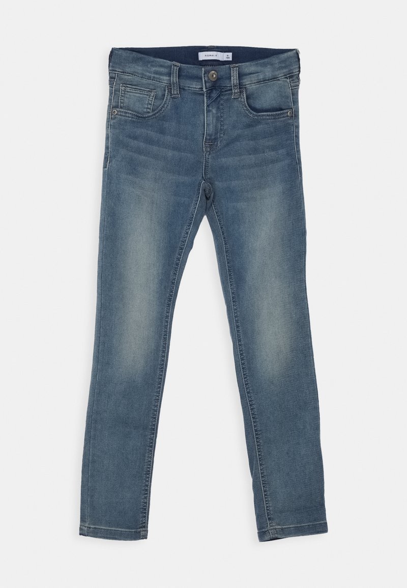 Jean skinny en denim bleu délavé avec poches avant, passants de ceinture et fermeture par bouton, posé à plat sur un fond blanc.