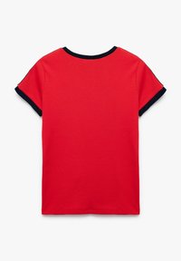Camiseta de manga corta roja con cuello y dobladillos de manga en azul marino, que presenta una textura suave y un diseño clásico de cuello redondo.