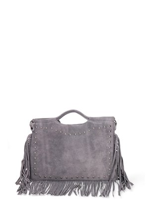 Graue Wildleder-Handtasche mit Fransen, mit Nietenverzierungen entlang der Kanten, Henkel zum Tragen und einer glatten Textur.
