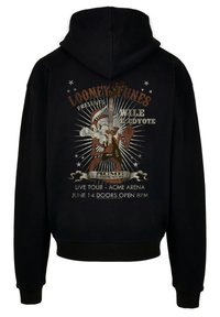 Sudadera negra con capucha que presenta un gráfico de Wile E. Coyote con una guitarra, texto que detalla una gira en vivo en el Acme Arena, y un estilo vintage desgastado.