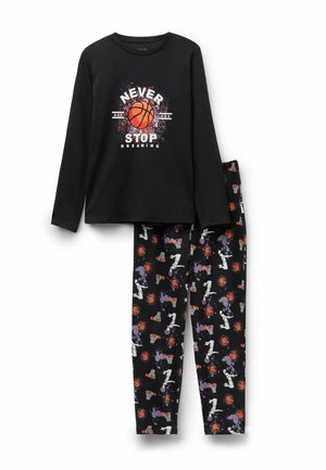 Schwarzes Langarmshirt mit einem Basketball-Graphic und Text. Schwarze Hose mit bunten Basketball- und Spieler-Mustern, aus Baumwollmaterial.