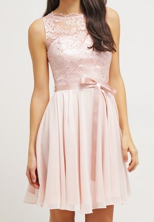 Sukienka bez rękawów w jasnoróżowym kolorze, z koronkowym gorsetem, przezroczystym dekoltem, satynowym paskiem wiązanym na kokardę oraz plisowaną, zwiewną spódnicą.