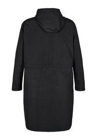 Schwarzer, knielanger Mantel aus glattem Stoff, mit Kapuze, langen Ärmeln und einem Kordelzug an der Taille für eine anpassbare Passform.